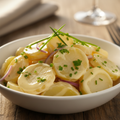 Erdäpfel-Mayonnaise Salat in einer weißen Schüssel